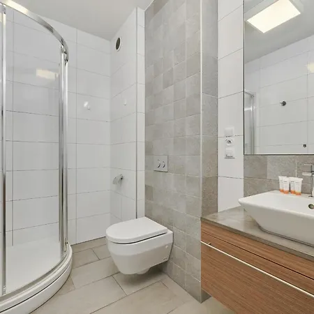 Spacious Close To Centre By Renters