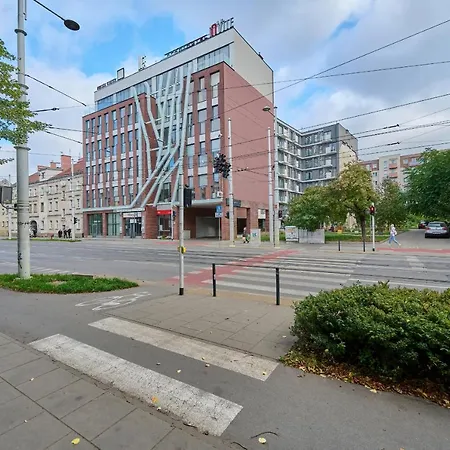 Spacious Close To Centre By Renters Apartment