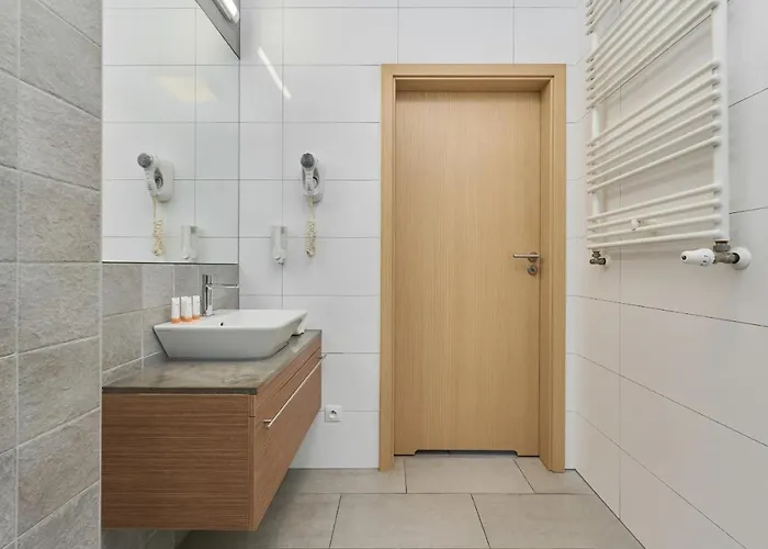 Spacious Close To Centre By Renters Вроцлав